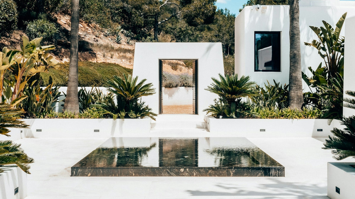 Sala de uma casa em Ibiza com luz suave ao fim da tarde