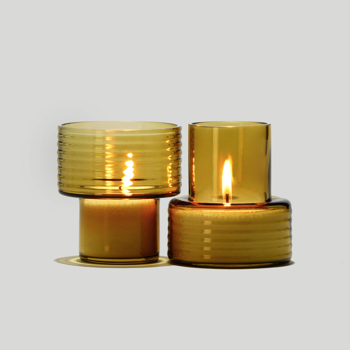 Conjunto de 2 castiçais de vidro soprado Glow Together mostarda, feito à mão em Portugal