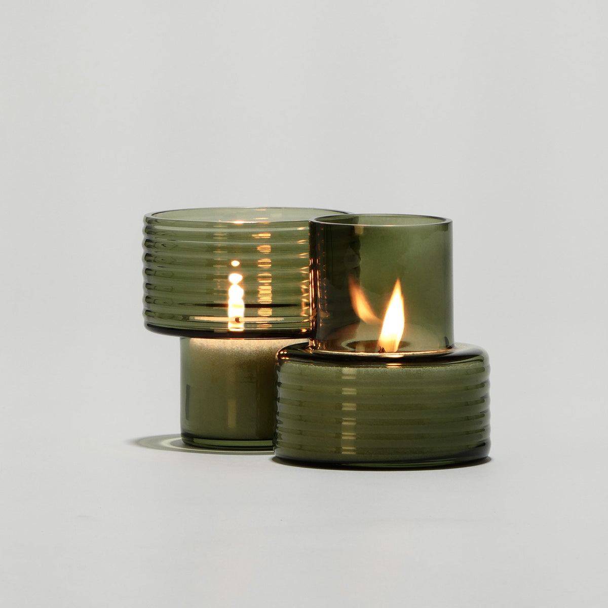 Conjunto de 2 castiçais de vidro soprado Glow Together verde fumado, feito à mão em Portugal