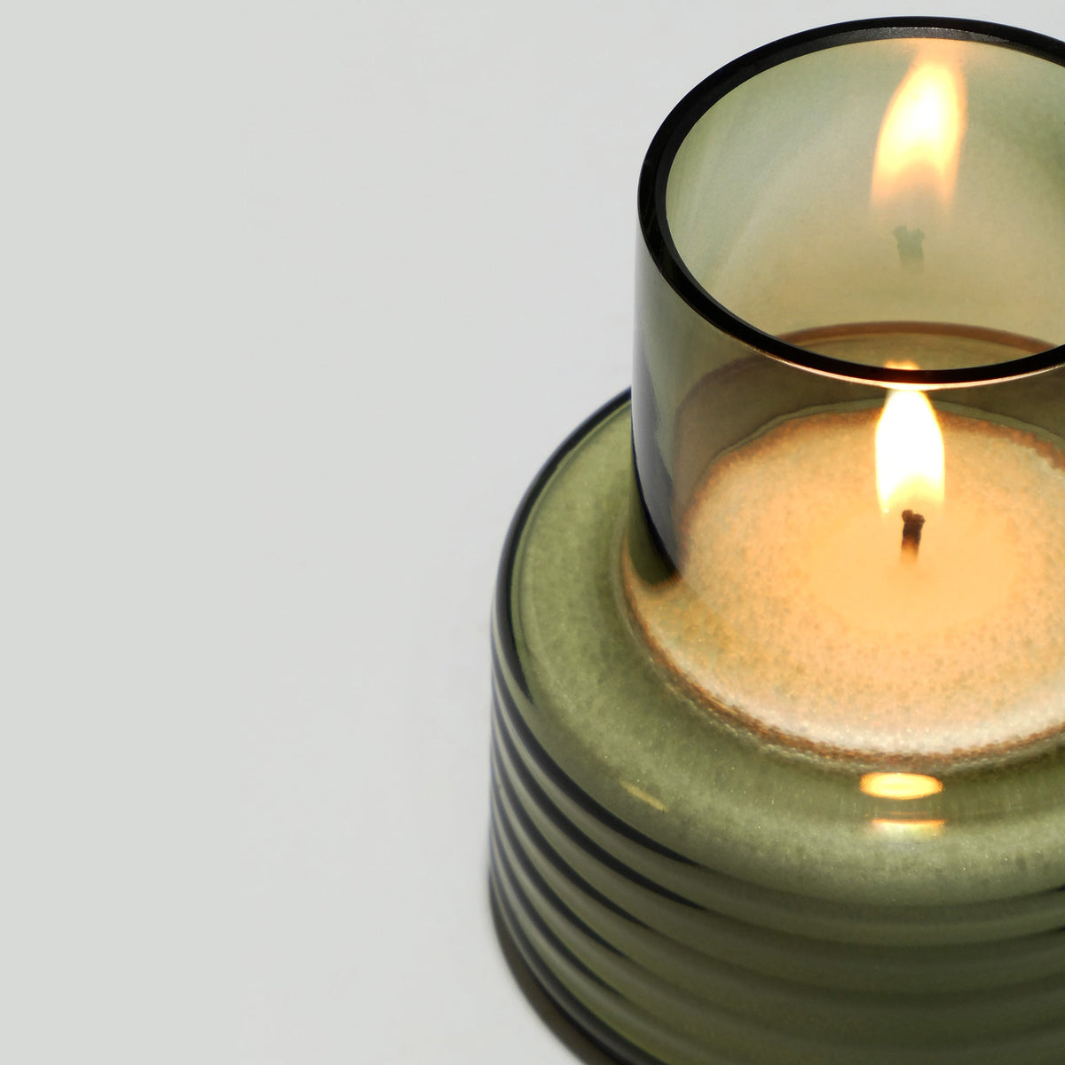 Castiçal de vidro soprado Glow Together pequeno baixo verde fumado, feito à mão em Portugal