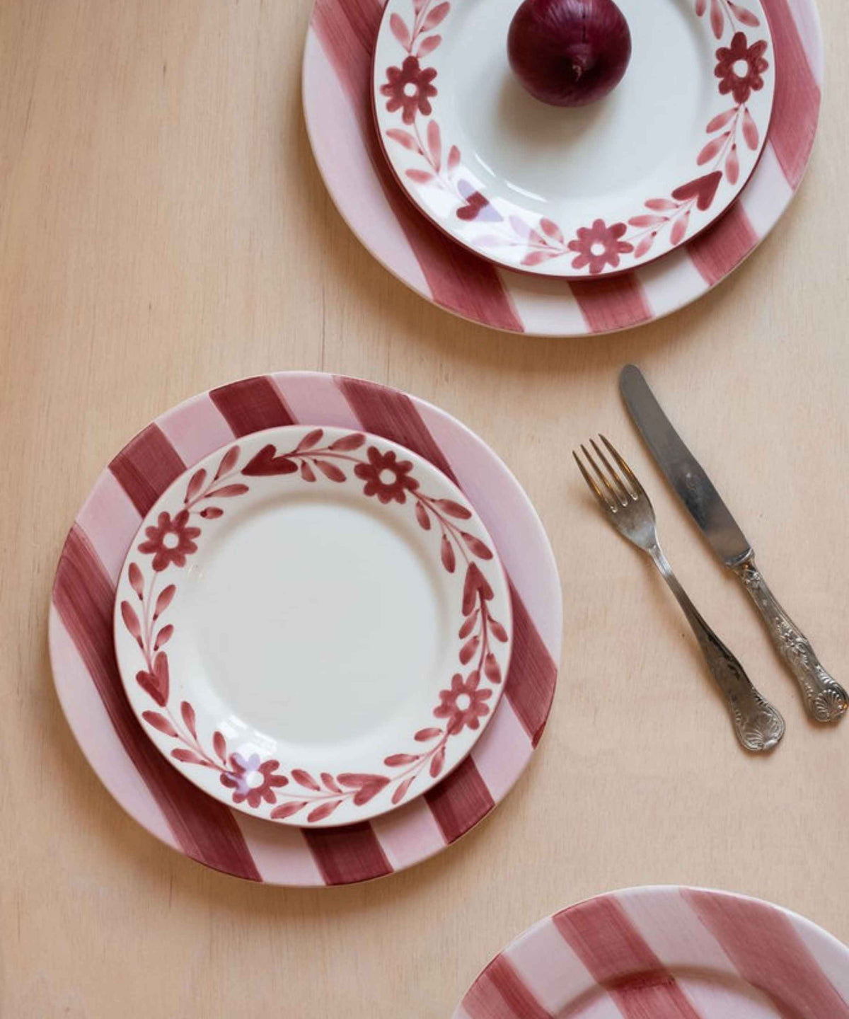 4er-Set Handbemalte Dessertteller | Bordeauxrote Blumen