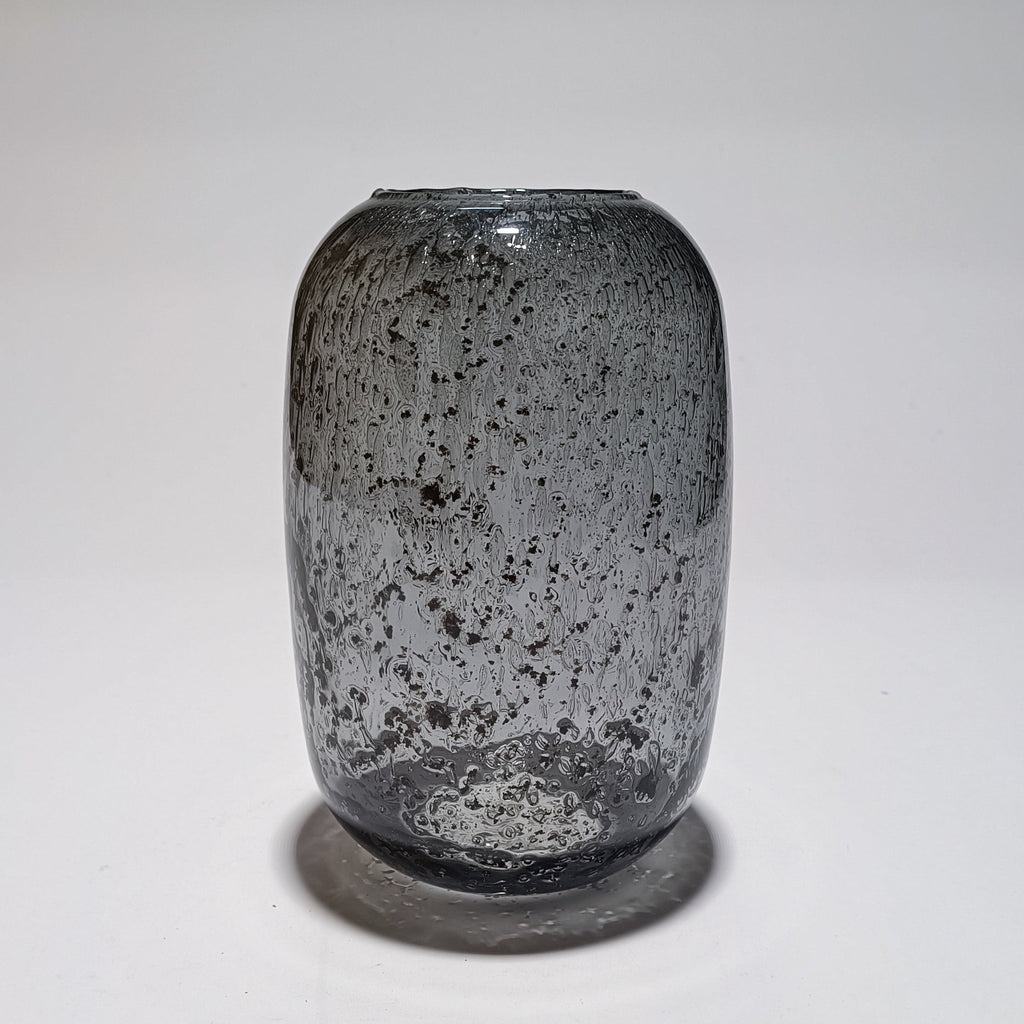 Vaso de vidro soprado Volkano com textura vulcânica, feito à mão em Portugal